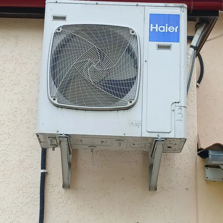 Монтаж зовнішнього блоку Haier на фасаді будинку
