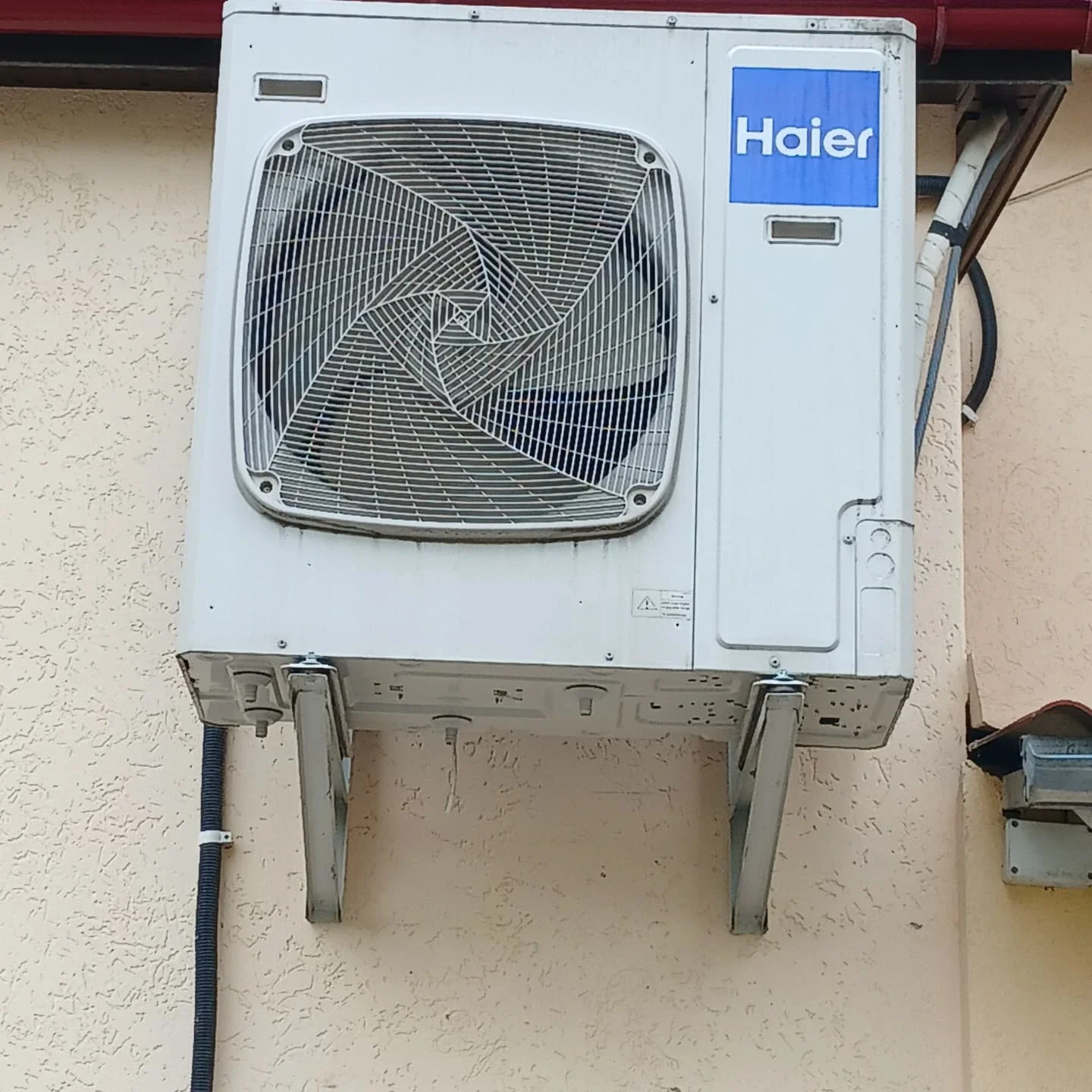 Монтаж зовнішнього блоку Haier на фасаді будинку — Професійний монтаж кондиціонерів у Кам’янці-Подільському