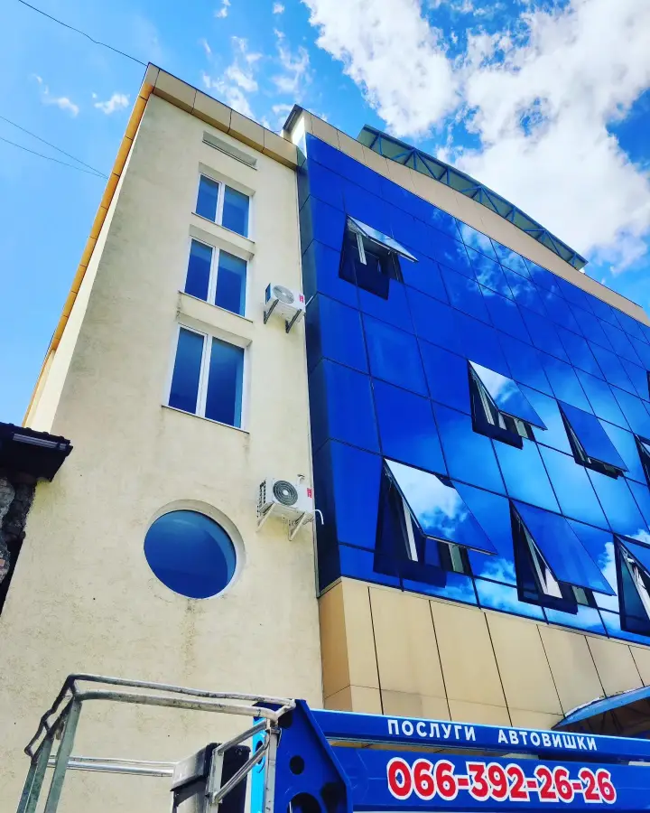 Висотний монтаж з автовишки на офісній будівлі