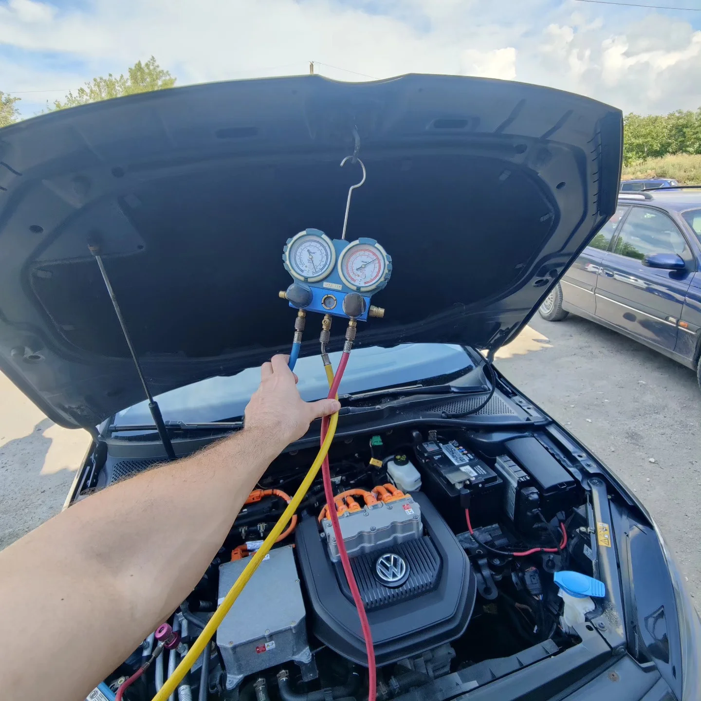 Заправка автокондиціонера Volkswagen під капотом — Монтаж, заправка та ремонт автокондиціонерів у Кам’янці-Подільському