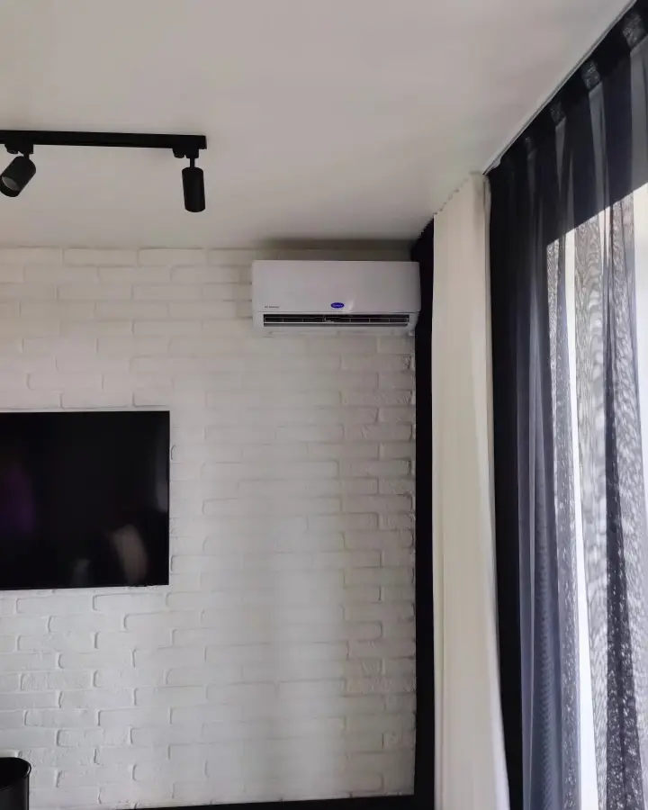 Кондиціонер C&H на цегляній стіні Loft над ТВ