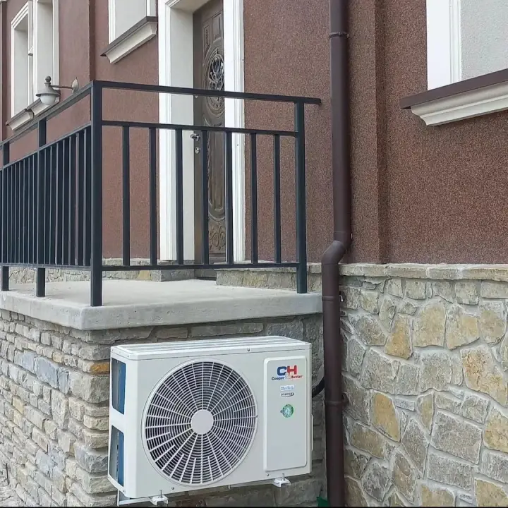 Зовнішній блок C&H під кованим ґанком котеджу
