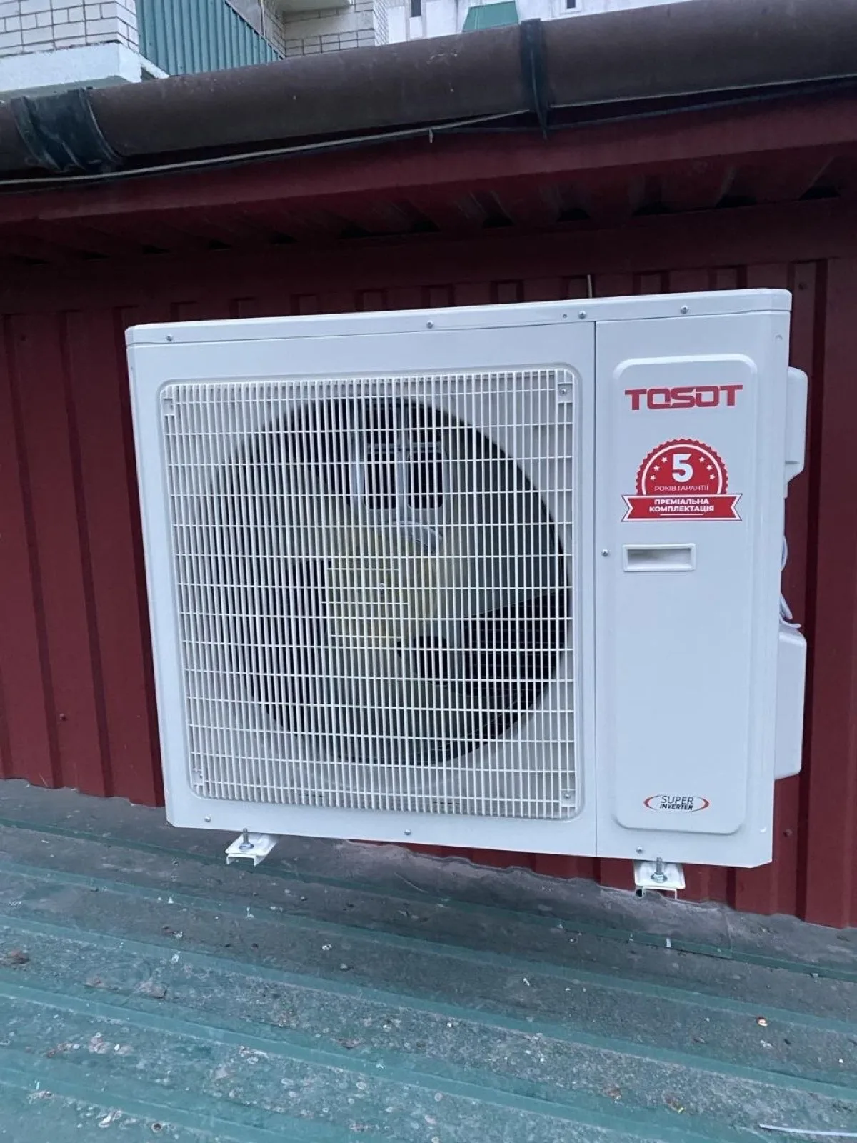 Монтаж зовнішнього блоку TOSOT Super Inverter на фасаді — Професійний монтаж кондиціонерів у Кам’янці-Подільському
