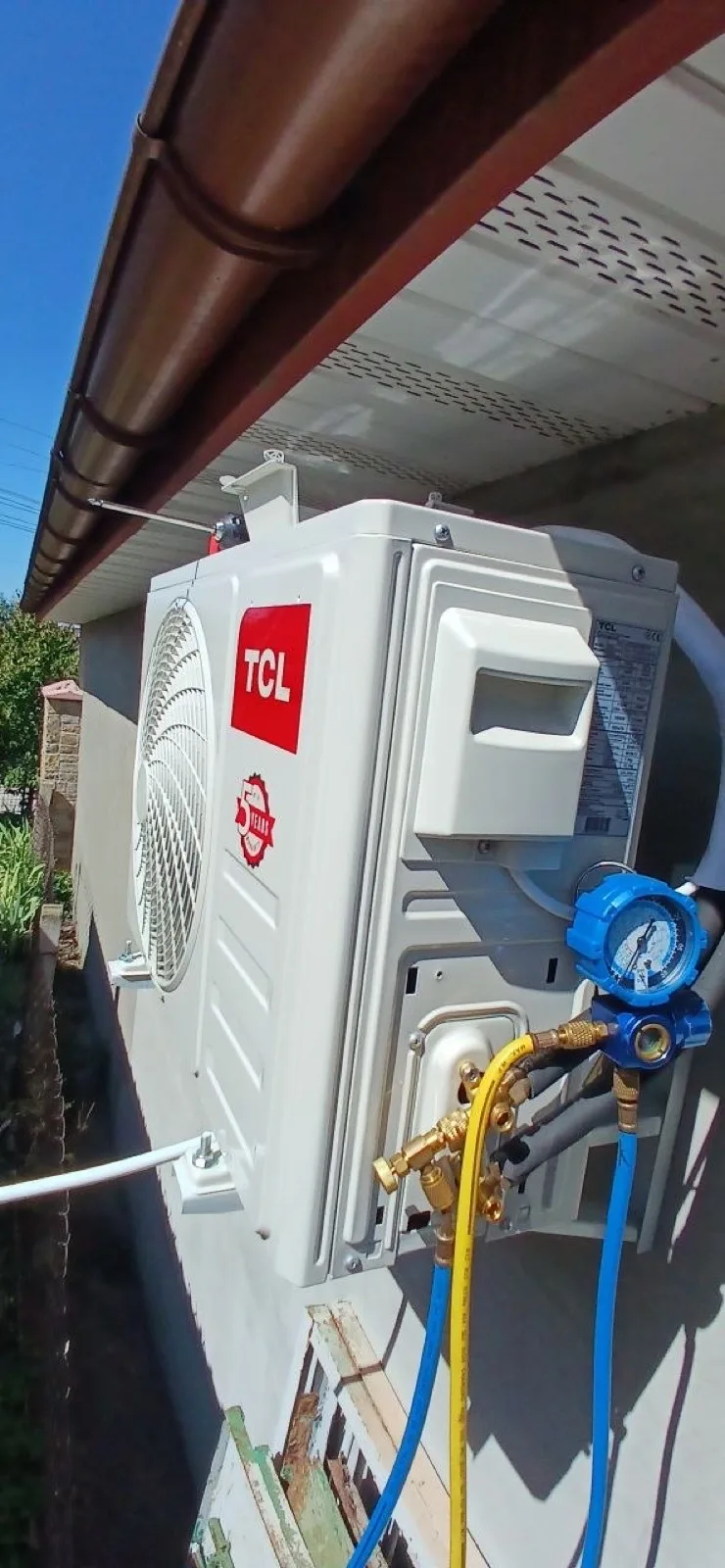 Пусконалагодження зовнішнього блоку TCL на фасаді — Професійний монтаж кондиціонерів у Кам’янці-Подільському