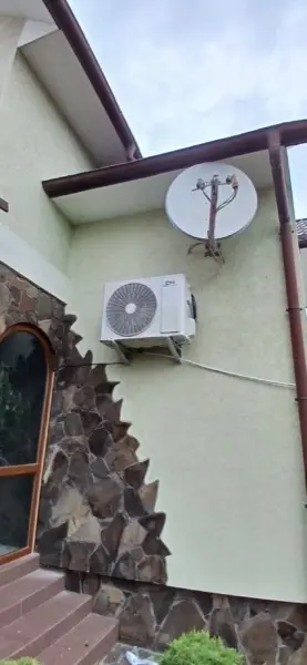 Монтаж блоку Cooper&Hunter на котеджі з кам'яним оздобленням