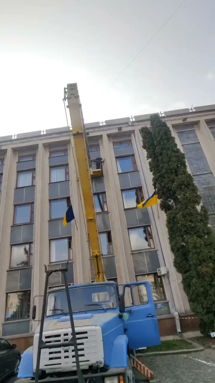 Висотний монтаж із потужної автовишки на 4-му поверсі