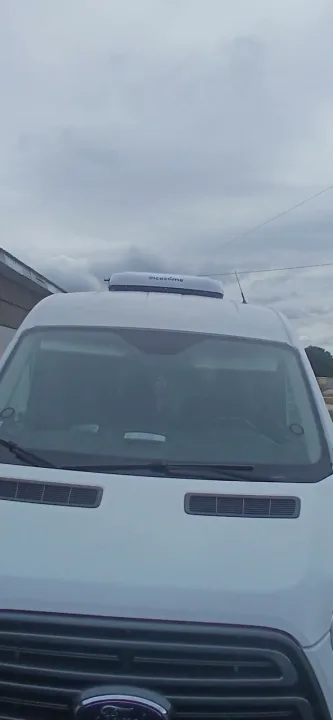 Фронтальний вигляд Ford Transit зі стоянковим кондиціонером