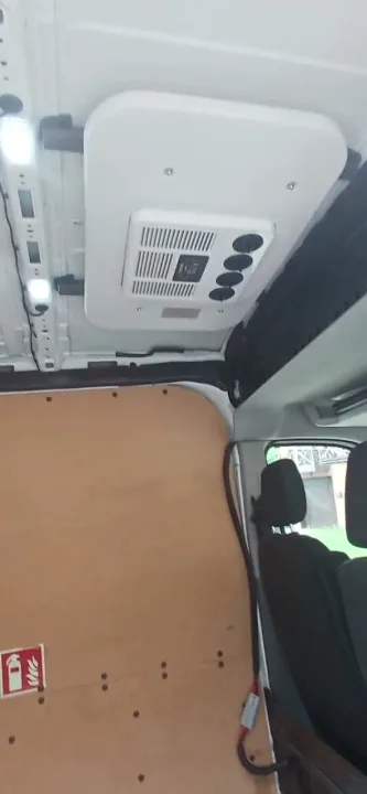 Стельовий пульт і дифузор автокондиціонера в салоні буса